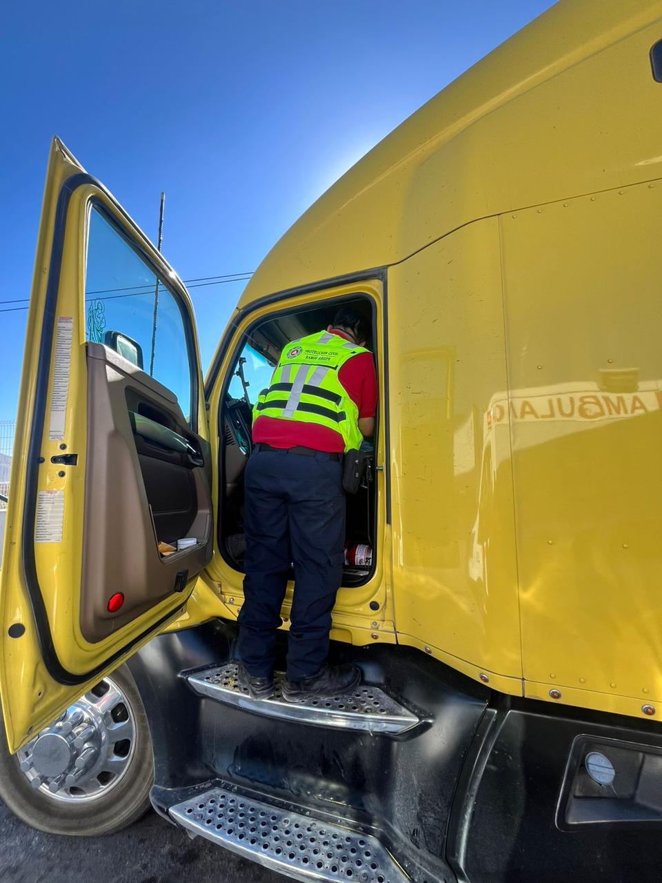 Muere conductor dentro de su tráiler