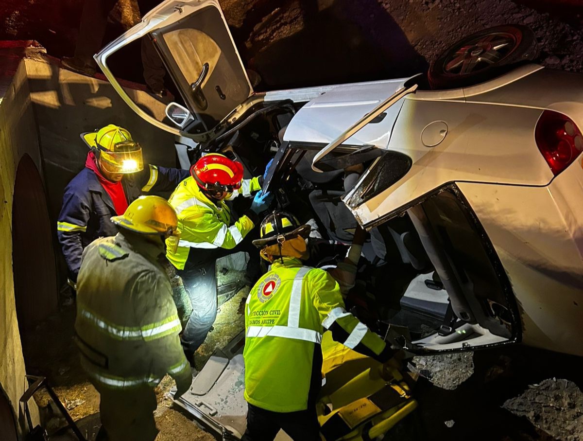 Rescatan a conductor prensado tras volcadura
