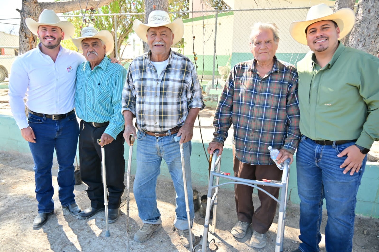 Entrega DIF SB aparatos ortopédicos en ejidos
