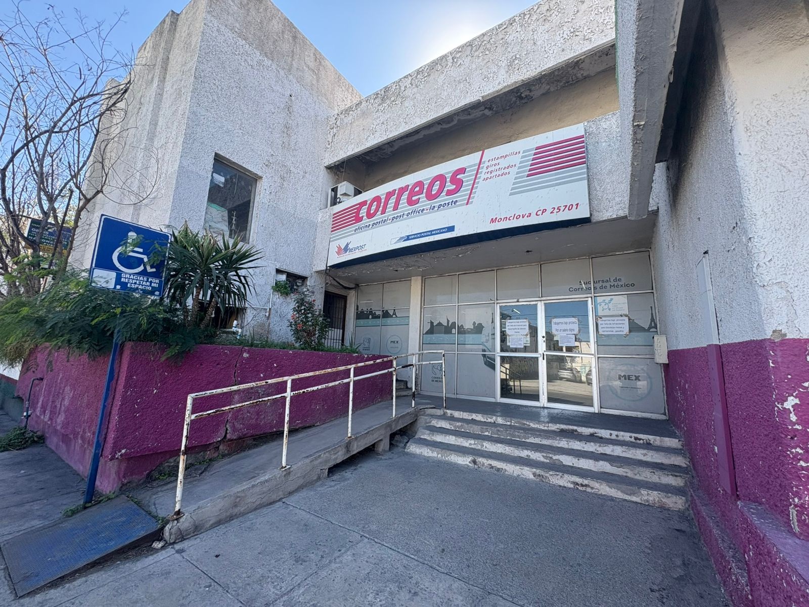“Celebran” carteros su día con protesta