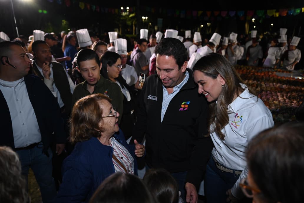 Disfruta Javier Díaz con familias saltillenses el «Pan de Muerto Monumental»