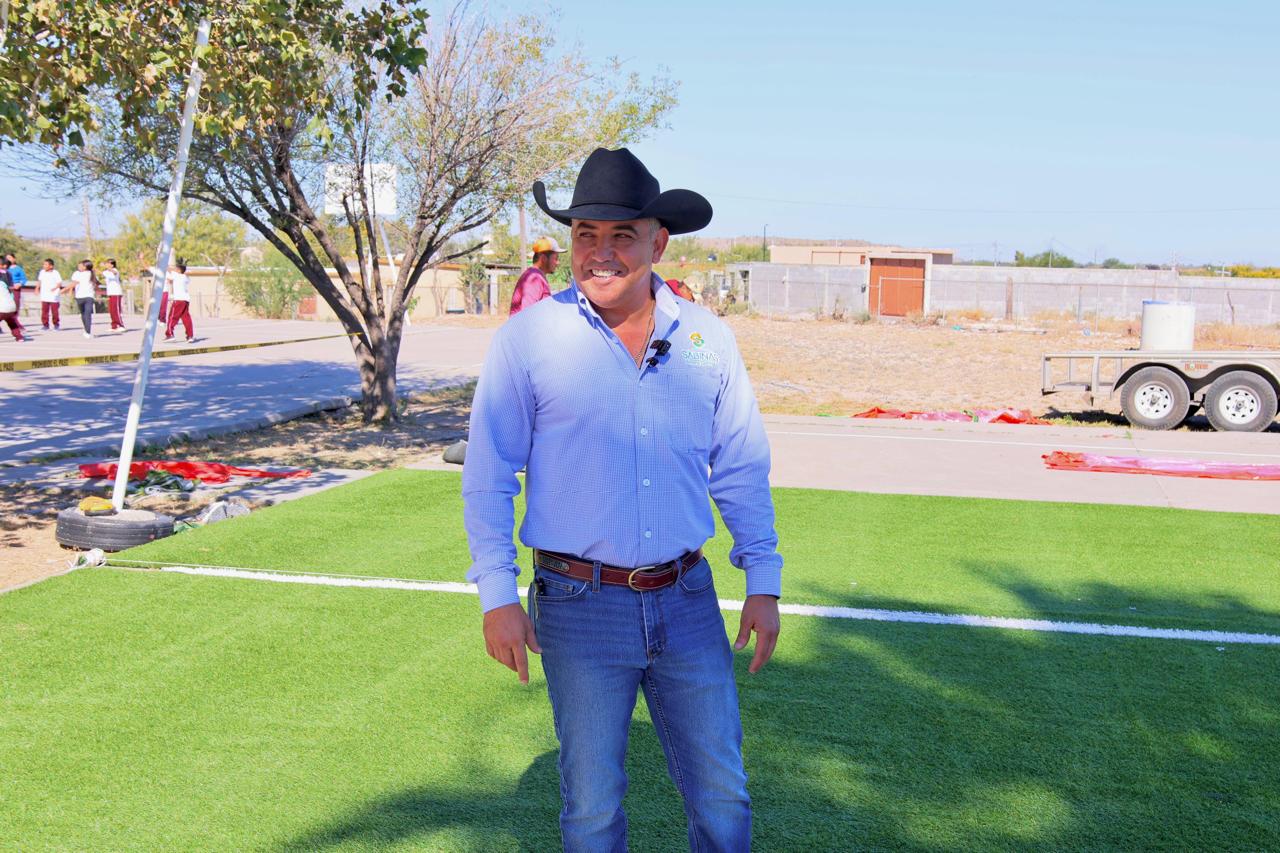 CHANO DÍAZ CUMPLE SU PALABRA: INICIA CONSTRUCCIÓN DE CANCHA DE PASTO SINTÉTICO EN LA ESCUELA ADAM A. ROCHA DE AGUJITA