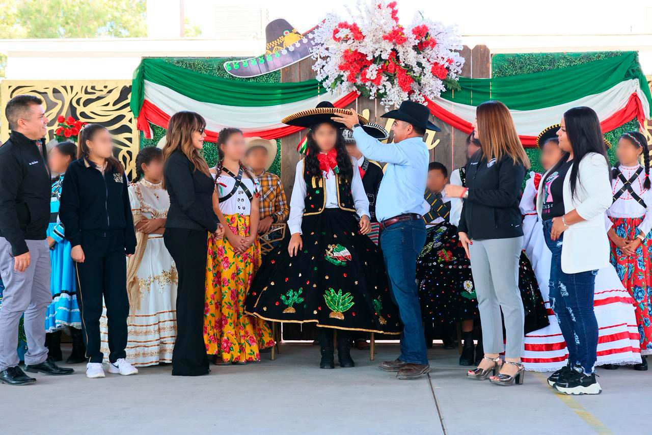 CHANO DÍAZ IRIBARREN PARTICIPA EN EL ENSOMBRERAMIENTO DE LA ADELITA 2025 EN LA SECUNDARIA GENERAL “FRANCISCO MURGUÍA”