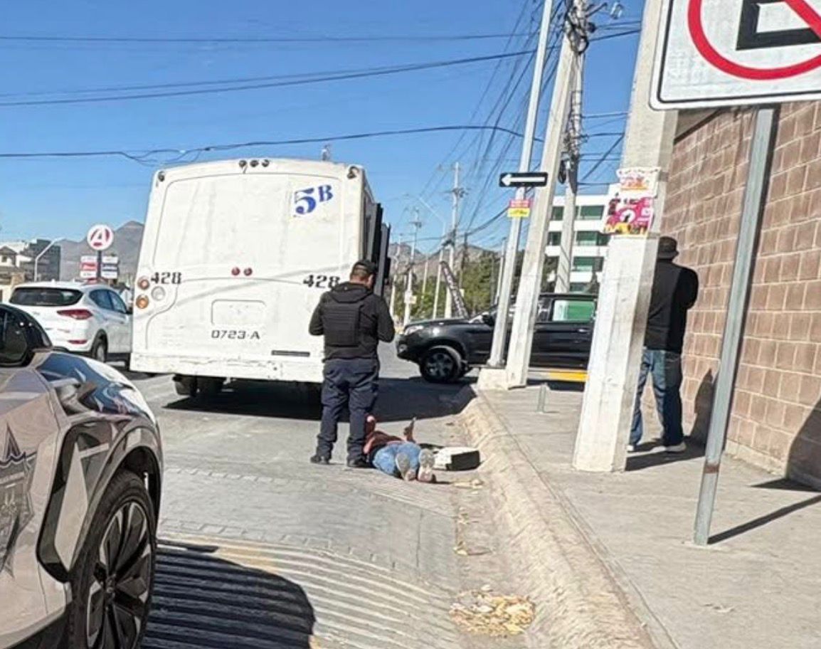 Pasajera resulta herida al caer de camión urbano