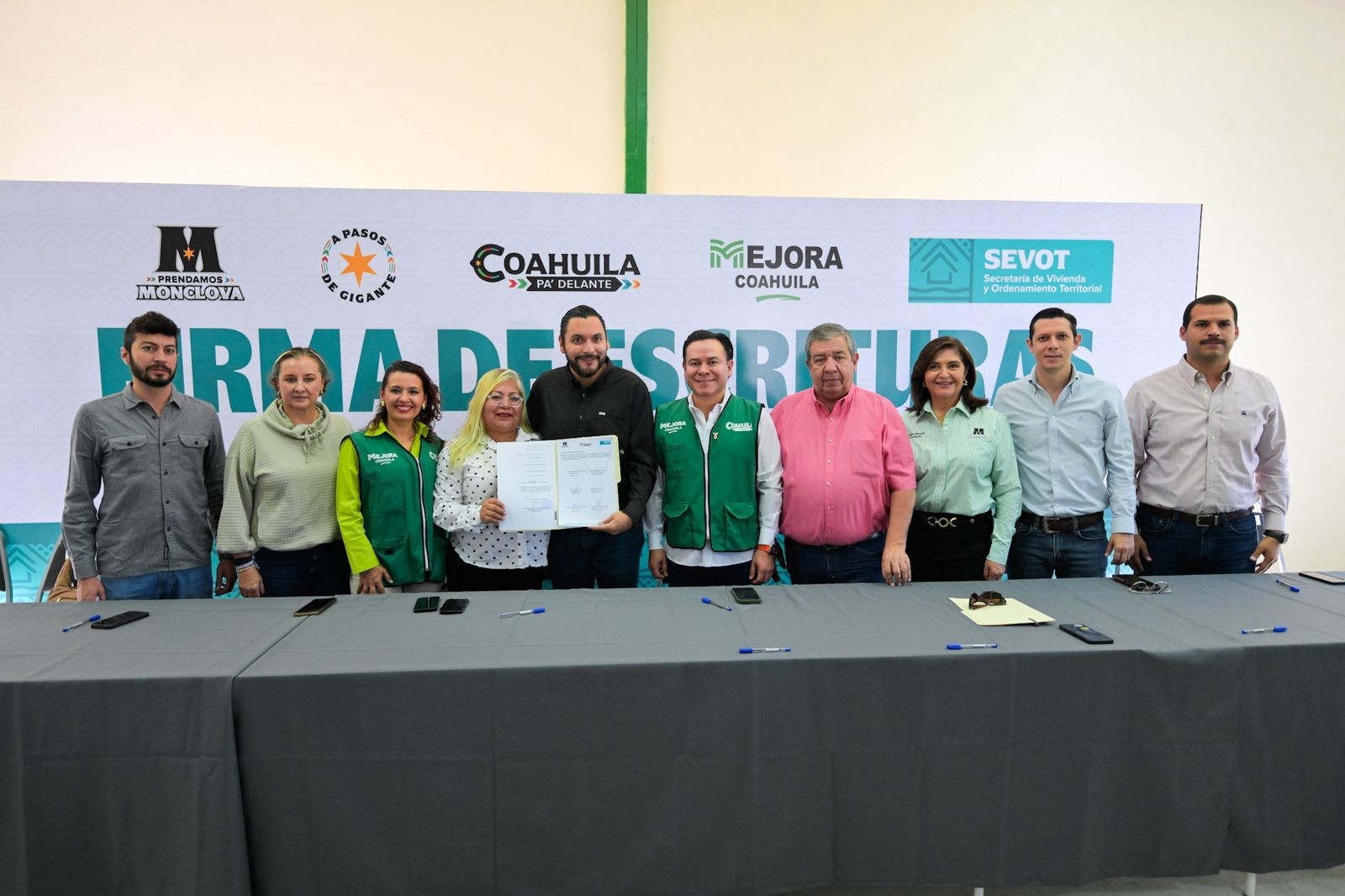 Reciben escrituras familias de colonia Lucrecia Solano