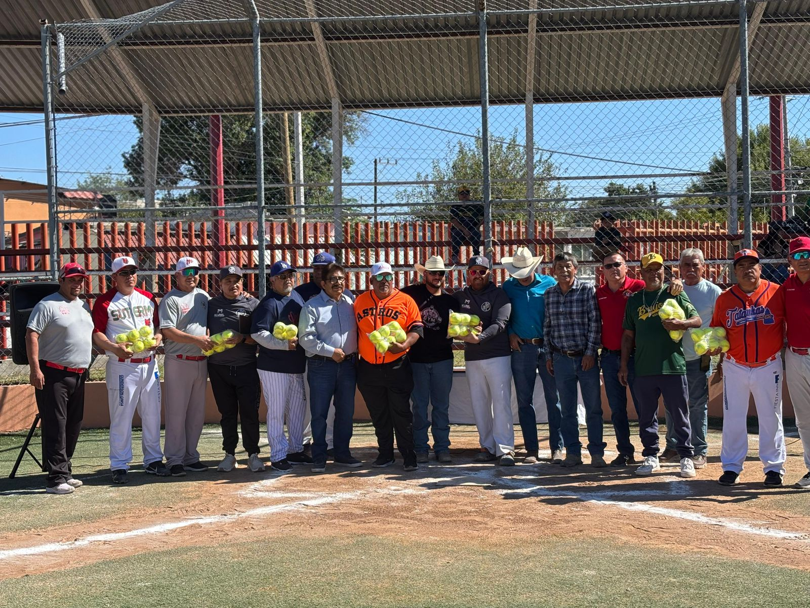 Inauguran la Liga de Sóftbol Veteranos “Manuel Chávez” en Múzquiz en honor al Sr. José “Pepe” Hernandez Ortiz