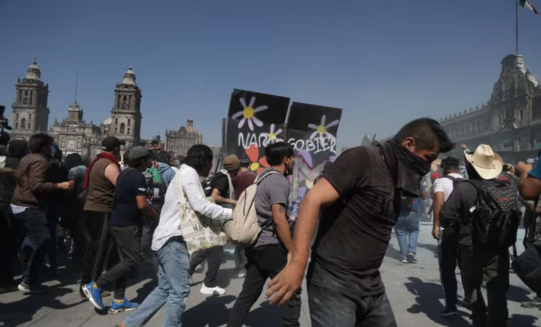 Manifestantes logran derribar las vallas metálicas soldadas de Palacio Nacional; se enfrentan con policías