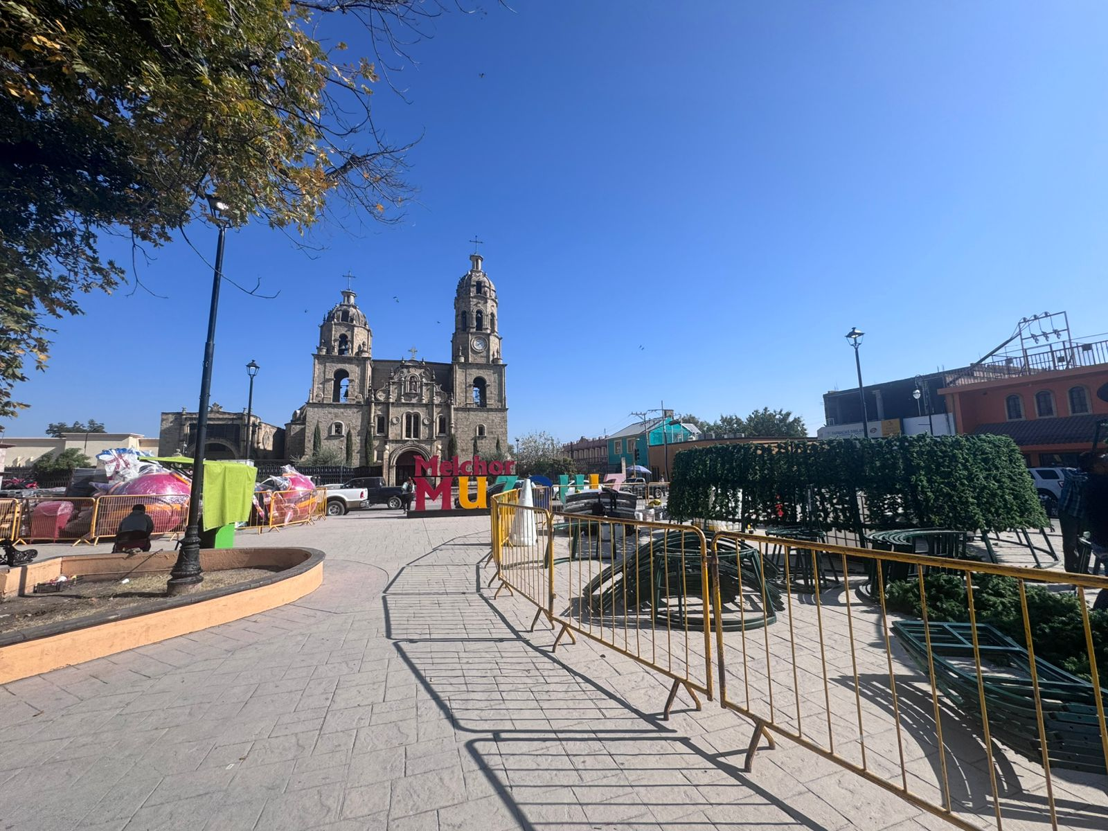 Múzquiz se llena de magia decembrina con el inicio del montaje del Gran Pino Navideño en la Plaza Principal