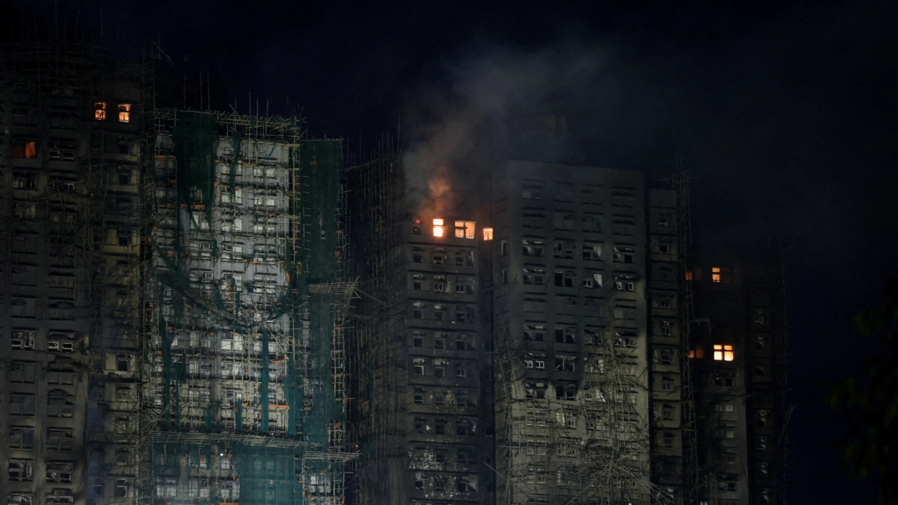 Detienen a jefes de constructora por incendio en Hong Kong; hay 83 fallecidos y 300 desaparecidos