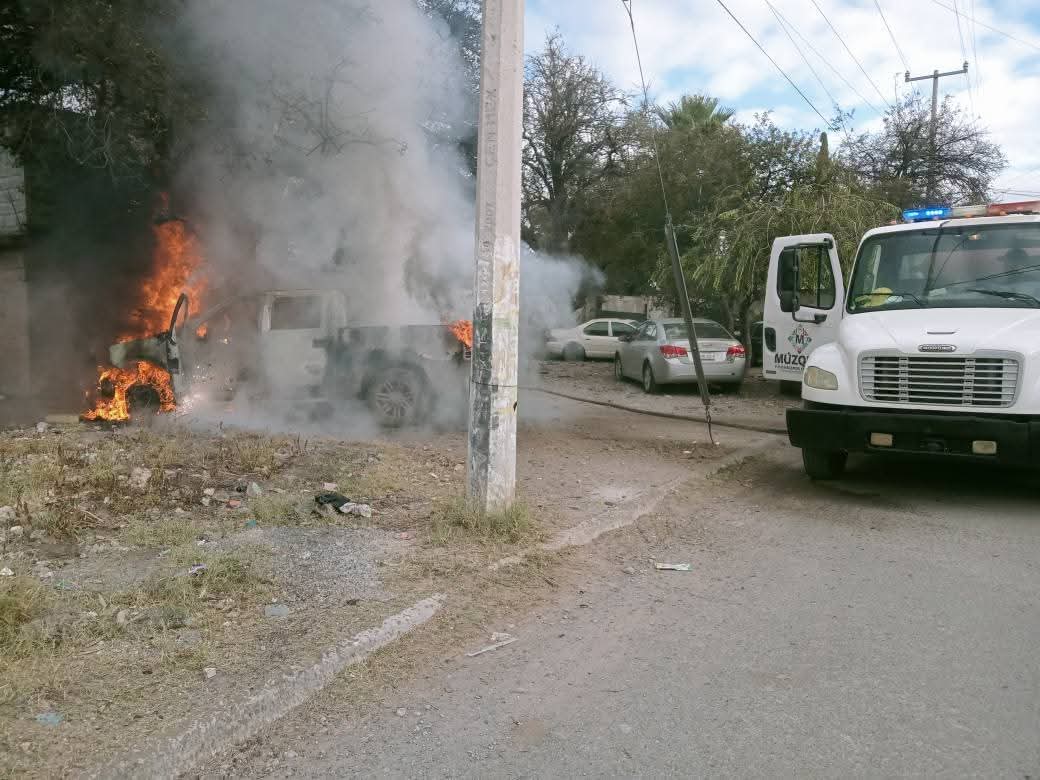 Lo atacan con machete y le queman camioneta
