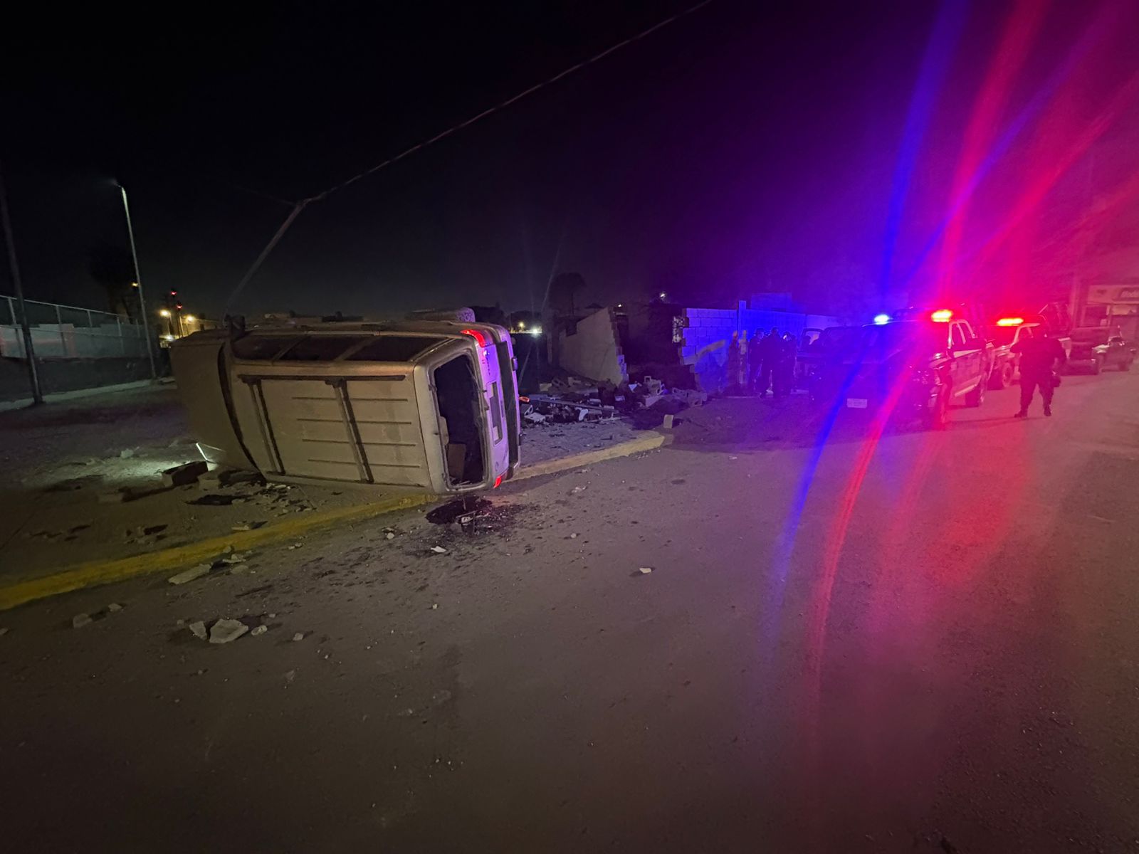 Vuelca ebrio luego de impactar y derribar pared