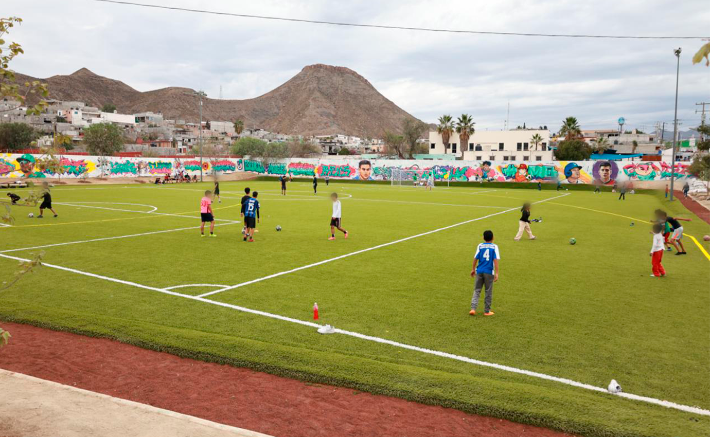 Disfrutan saltillenses de la recién rehabilitada cancha de la Espinoza Mireles