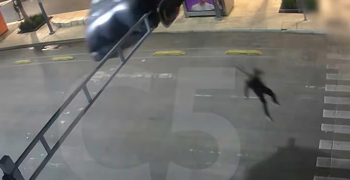 Estadunidense salta en paracaídas y queda atorado en semáforo en CDMX