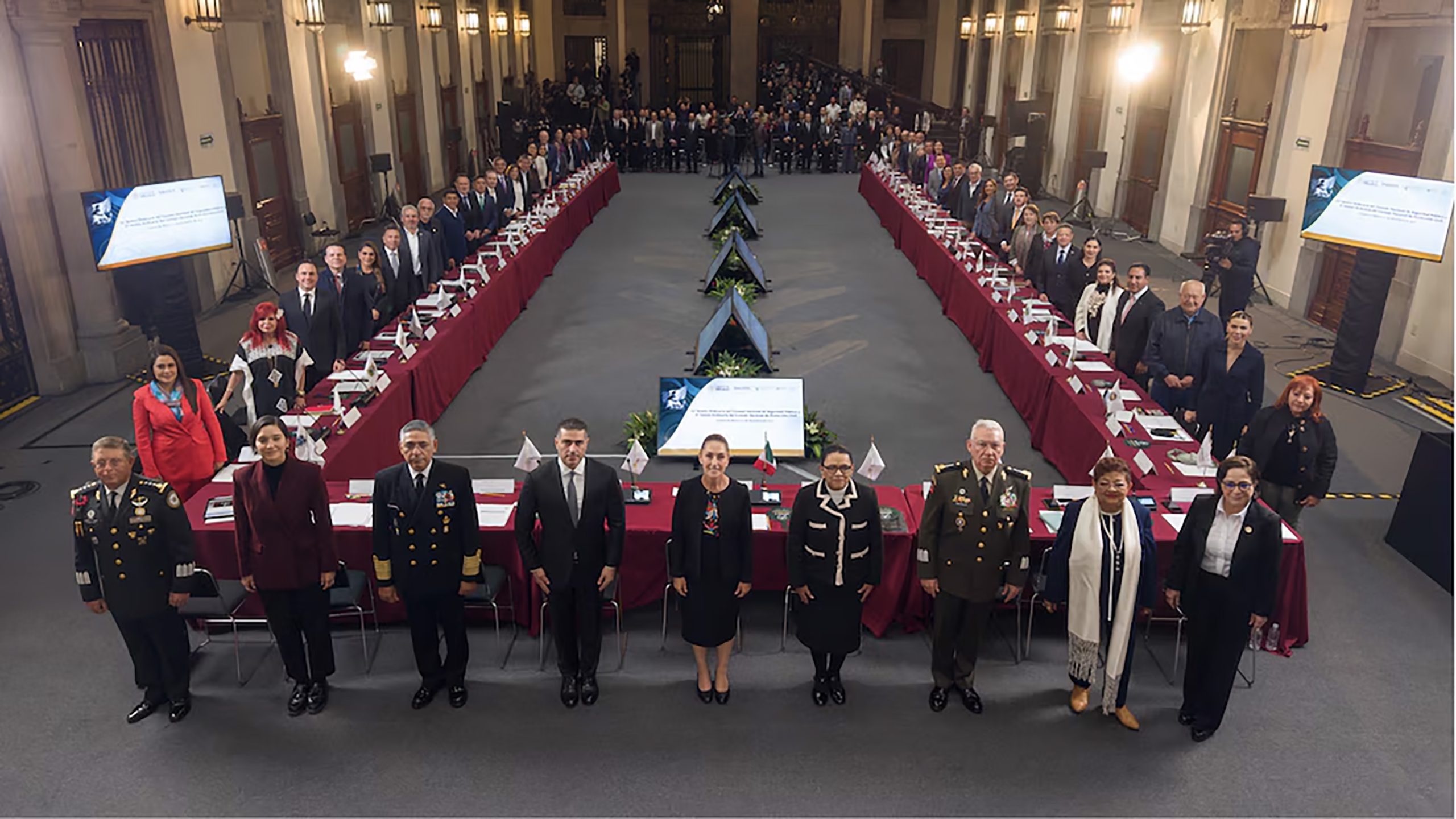 Pacta acuerdo con gobernadores para combatir al crimen