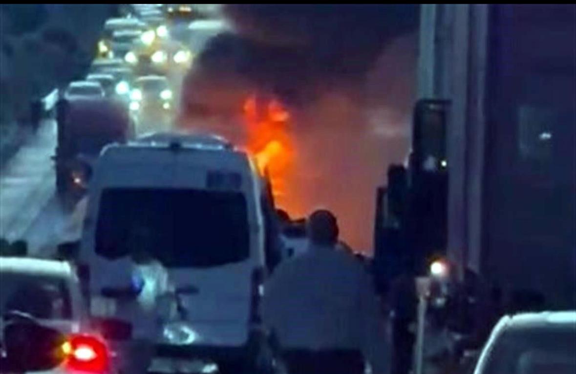 Cierran Autopista a Saltillo por incendio de tráiler