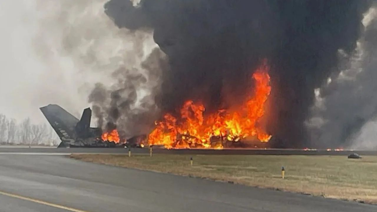 Mueren siete al estrellarse avioneta al aterrizar, en EU
