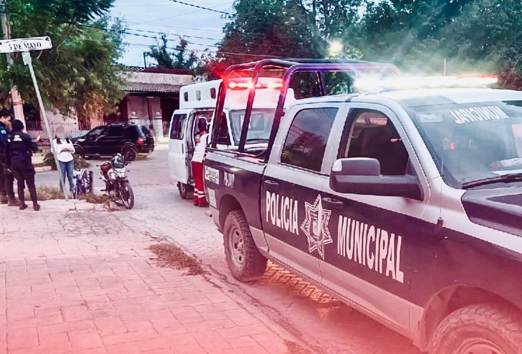 Cae de motocicleta y resulta lesionada
