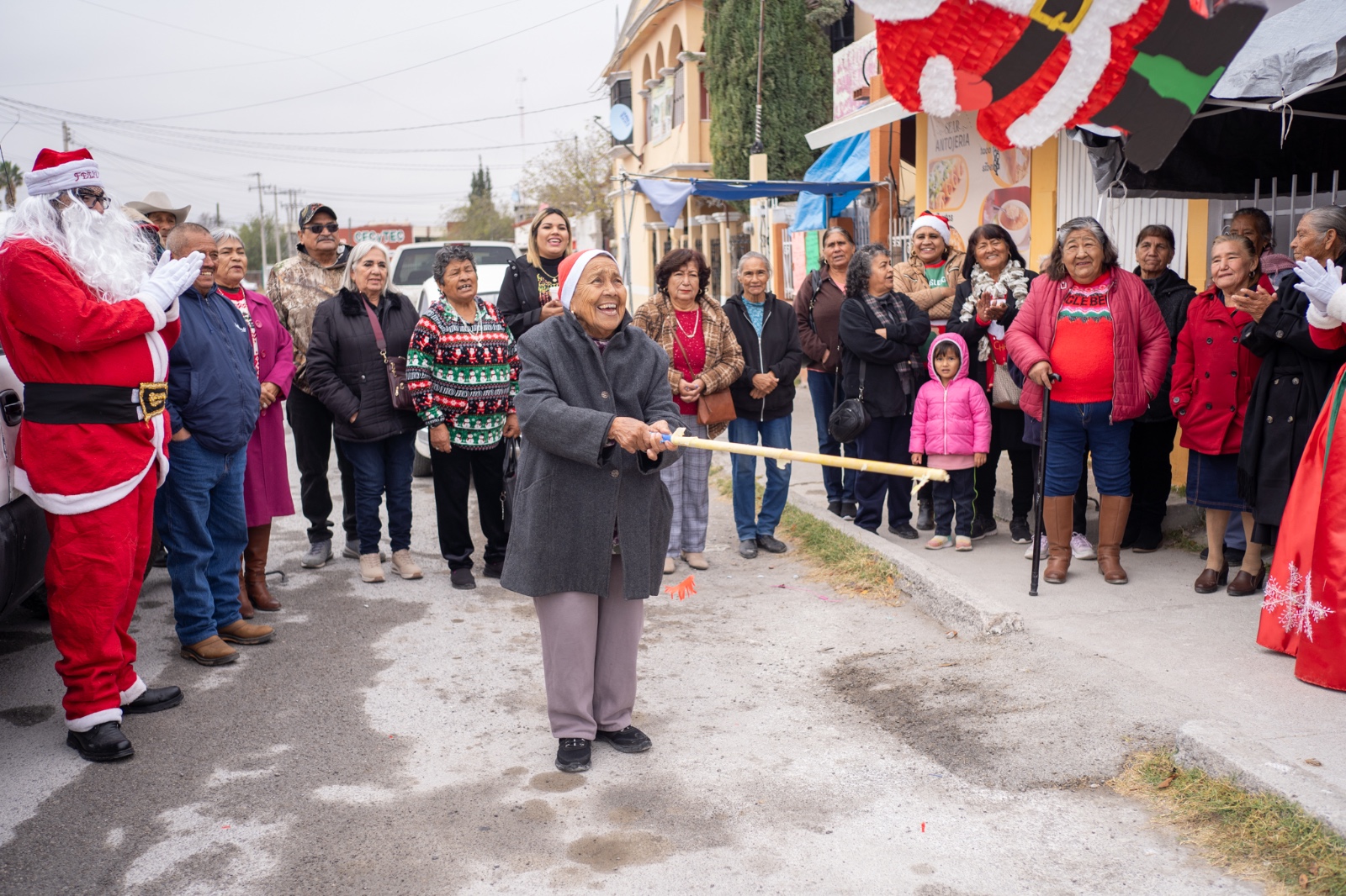 Celebra Yesica posada con adultos mayores