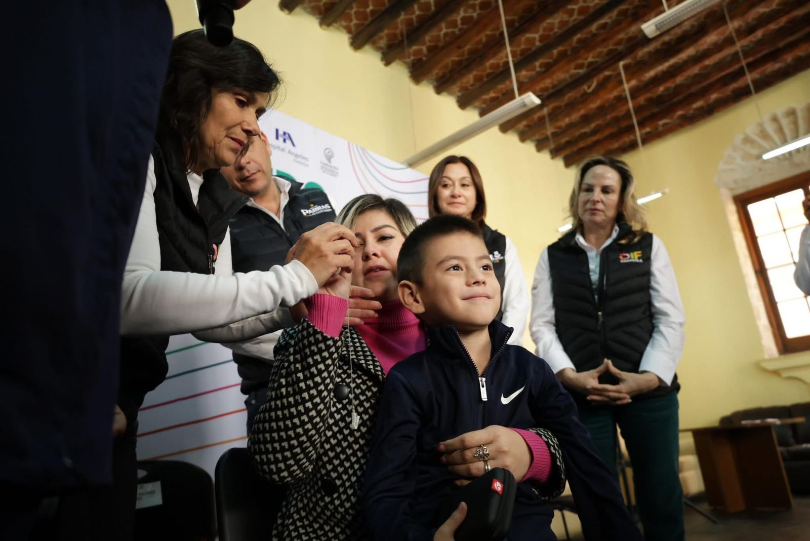 Ángel rompe el silencio y escucha por primera vez