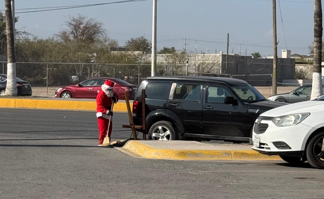 Da Santa Claus ayudadita a limpieza