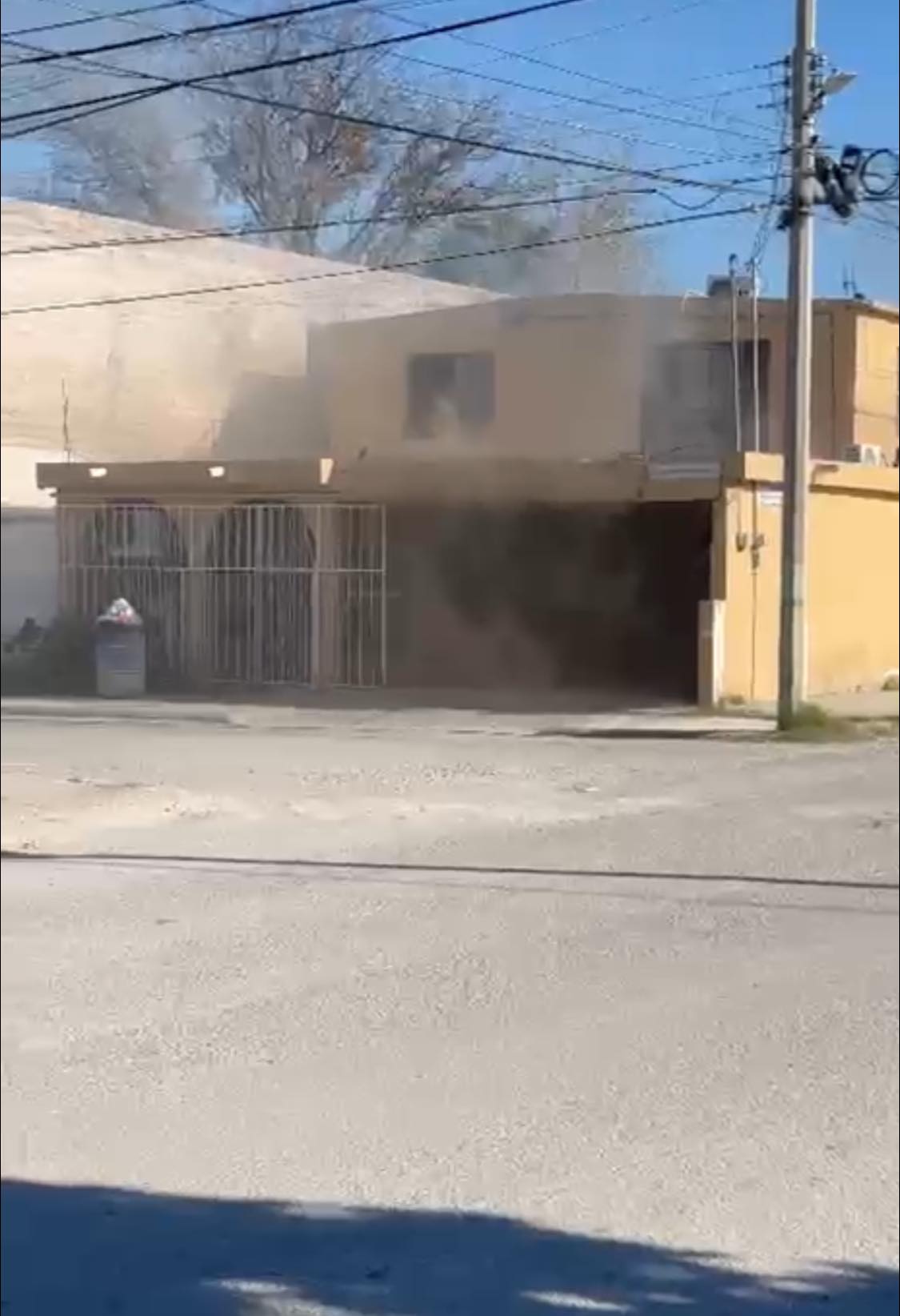 Logran sofocar incendio de vivienda en Sabinas