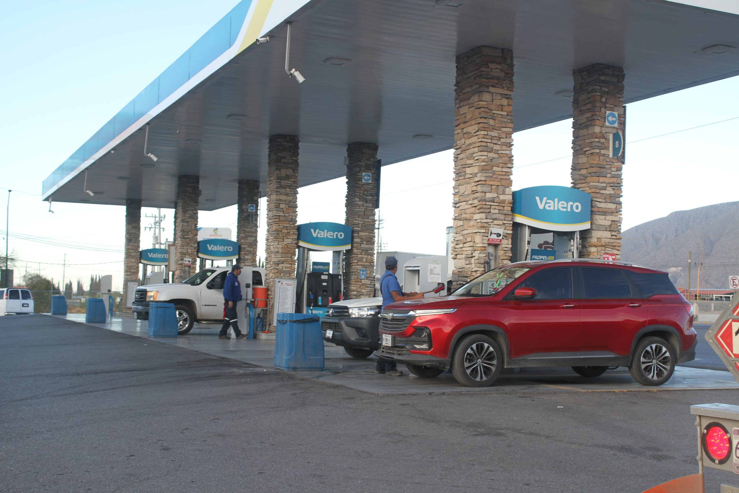 “Nos reclaman a nosotros”, empleados de gasolineras