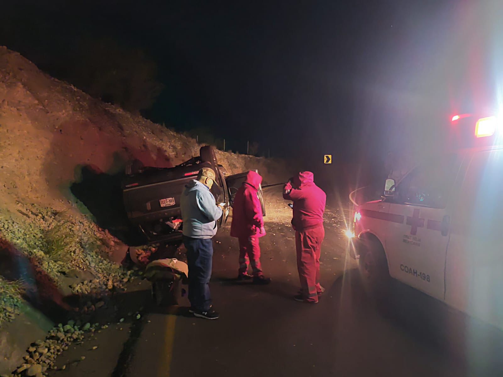 Vuelca camioneta en la autopista Premier
