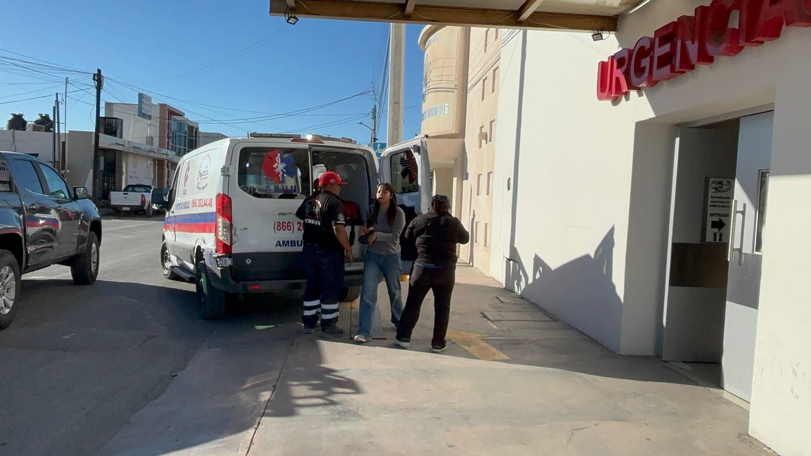 Ocasiona fuerte accidente; conductora queda atrapada