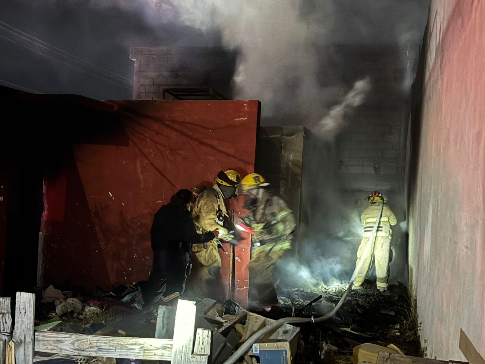 Arde casa abandonada; pone en jaque a vecinos