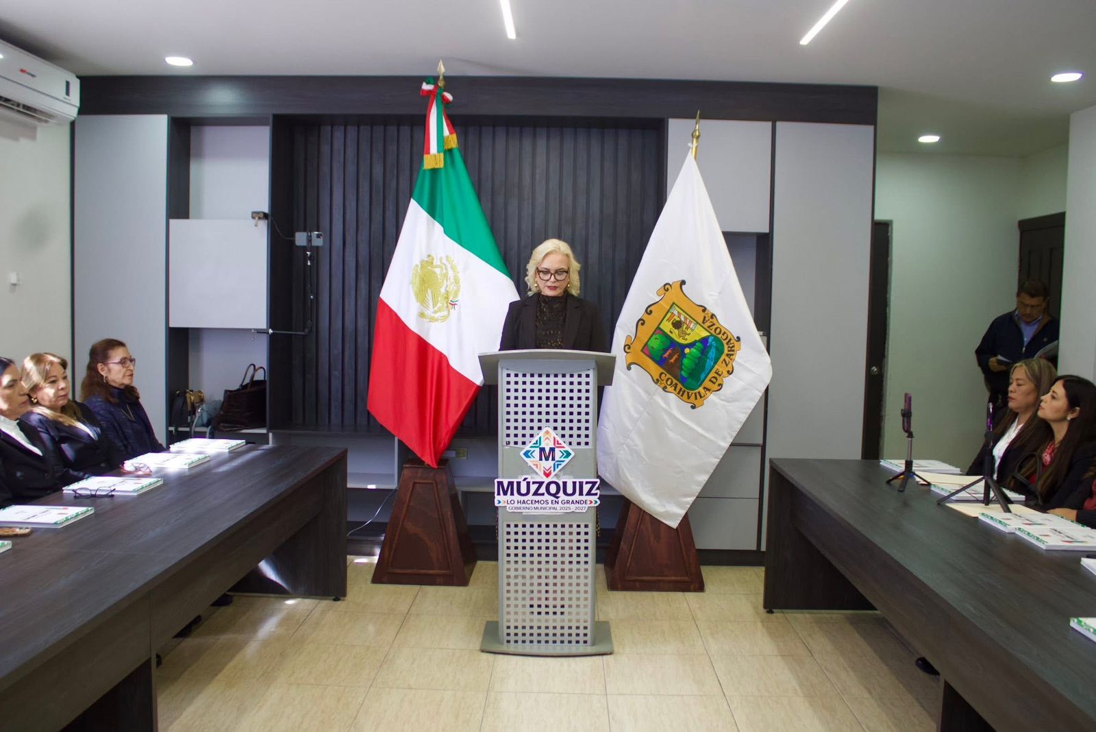 ENTREGA LAURA GLOSA DE SU PRIMER INFORME AL CABILDO
