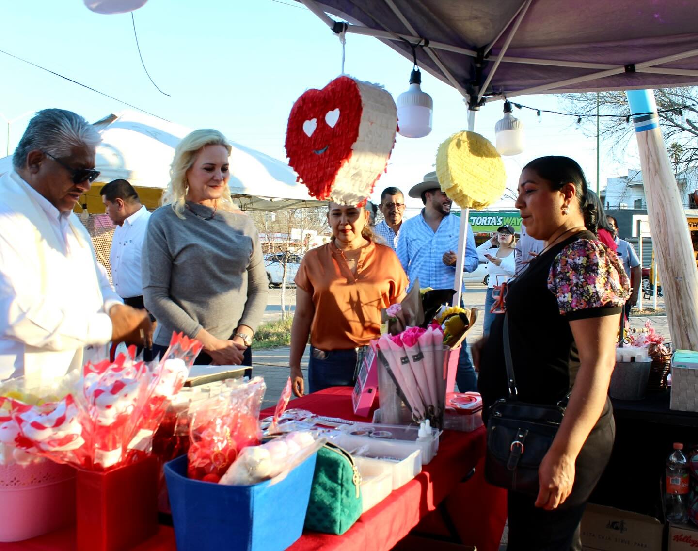Invita alcaldesa al Corredor Artesanal Navideño Múzquiz