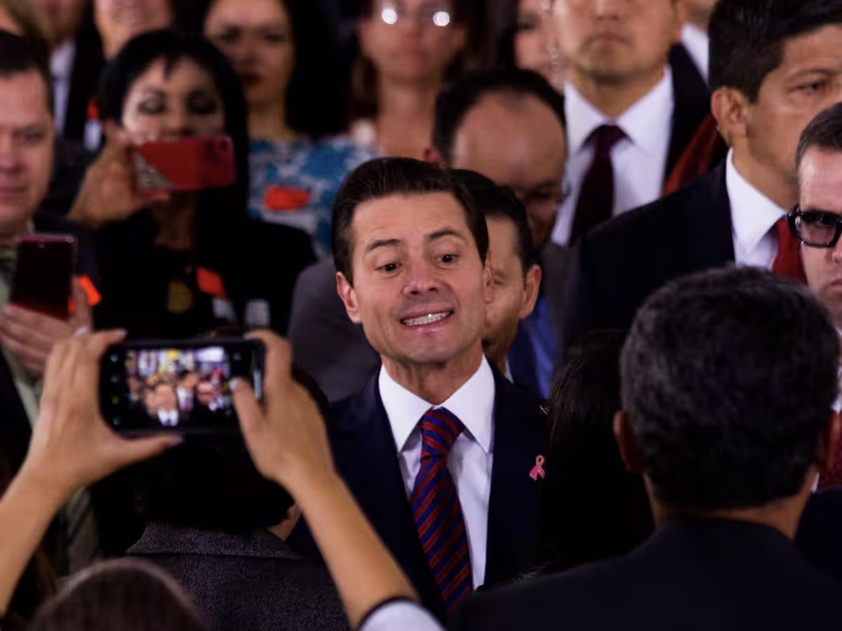 Regresa Peña Nieto a México para visitar a su madre