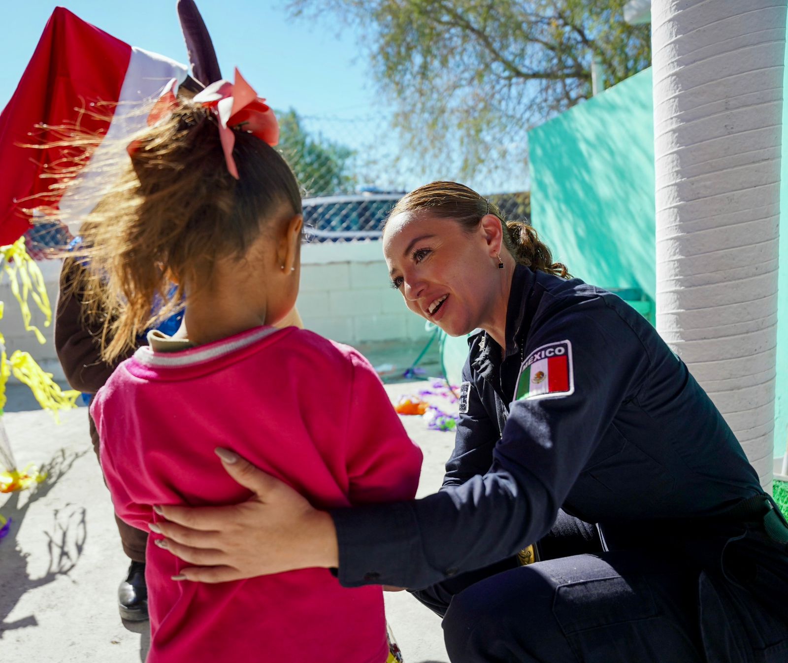 Llevan policías alegría a niños del ejido Landeros