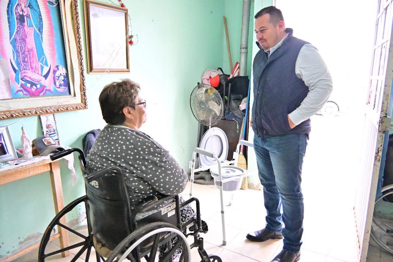 Entrega Alcalde de SB aparatos ortopédicos