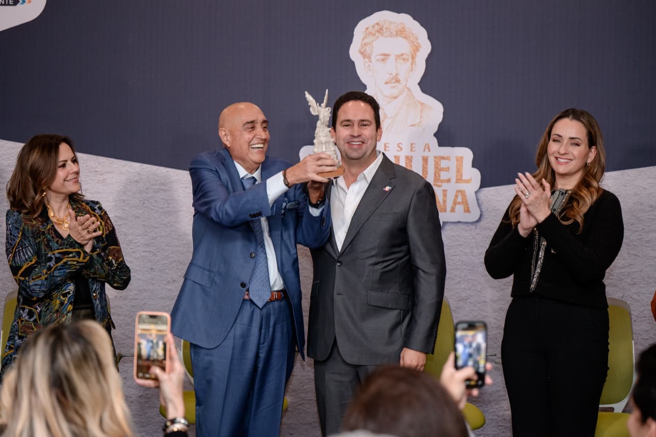 Recibe Pedro Torres presea Manuel Acuña