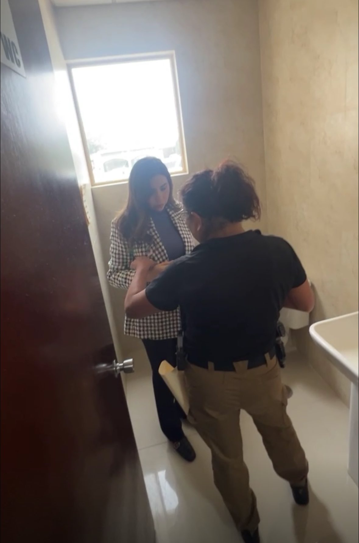 Usa baño como trinchera para evitar a autoridades