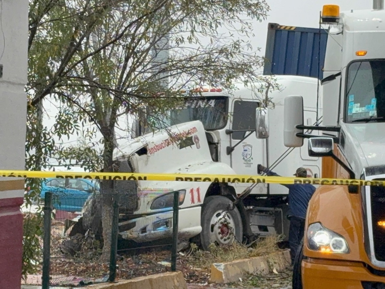 Pavimento mojado provoca choque de tráiler en Arteaga
