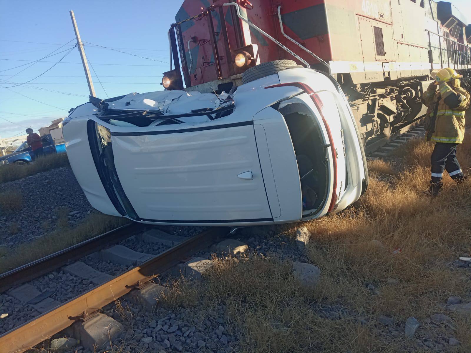 Sobreviven de milagro a embestida de tren