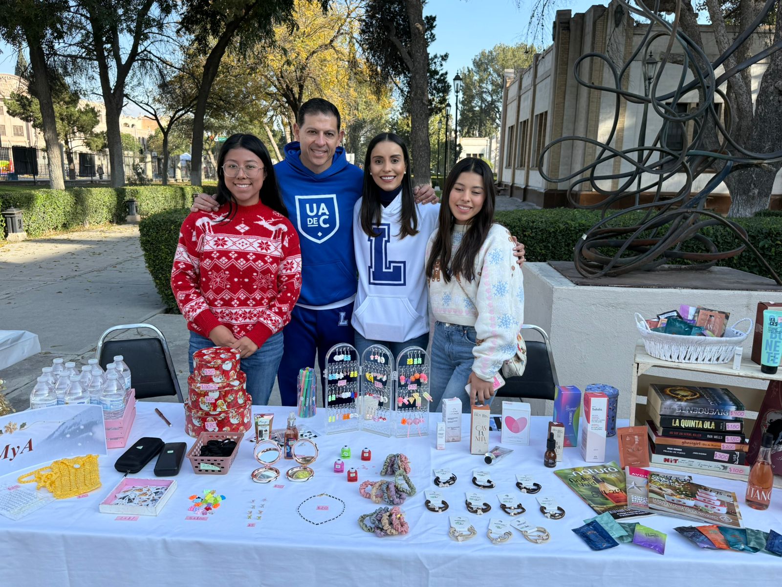 Exitoso primer Mercadito Navideño de la UAdeC