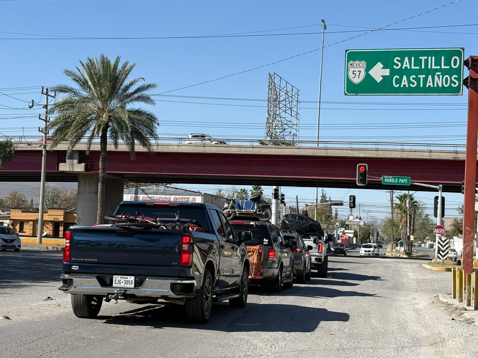 Cruce masivo de paisanos; sin retenes ni extorsiones