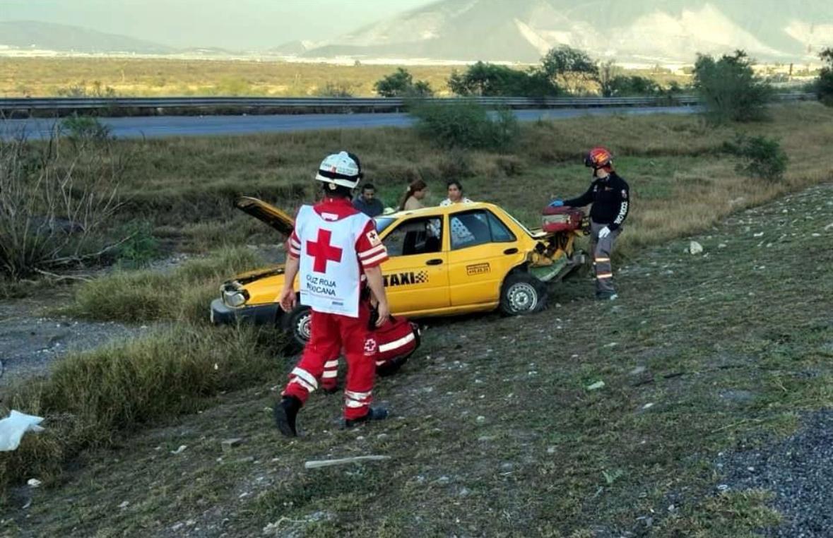 Chocan dos vehículos en vía a Saltillo; hay 5 heridos
