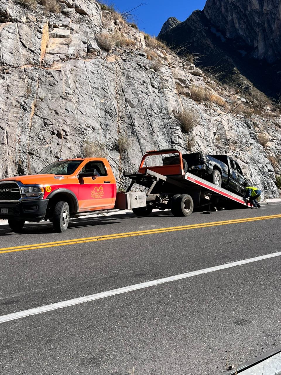 Vuelca camioneta de paisanos en la Muralla
