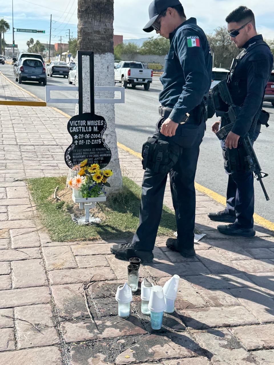 Colocan cruz y ofrenda en el lugar de tragedia