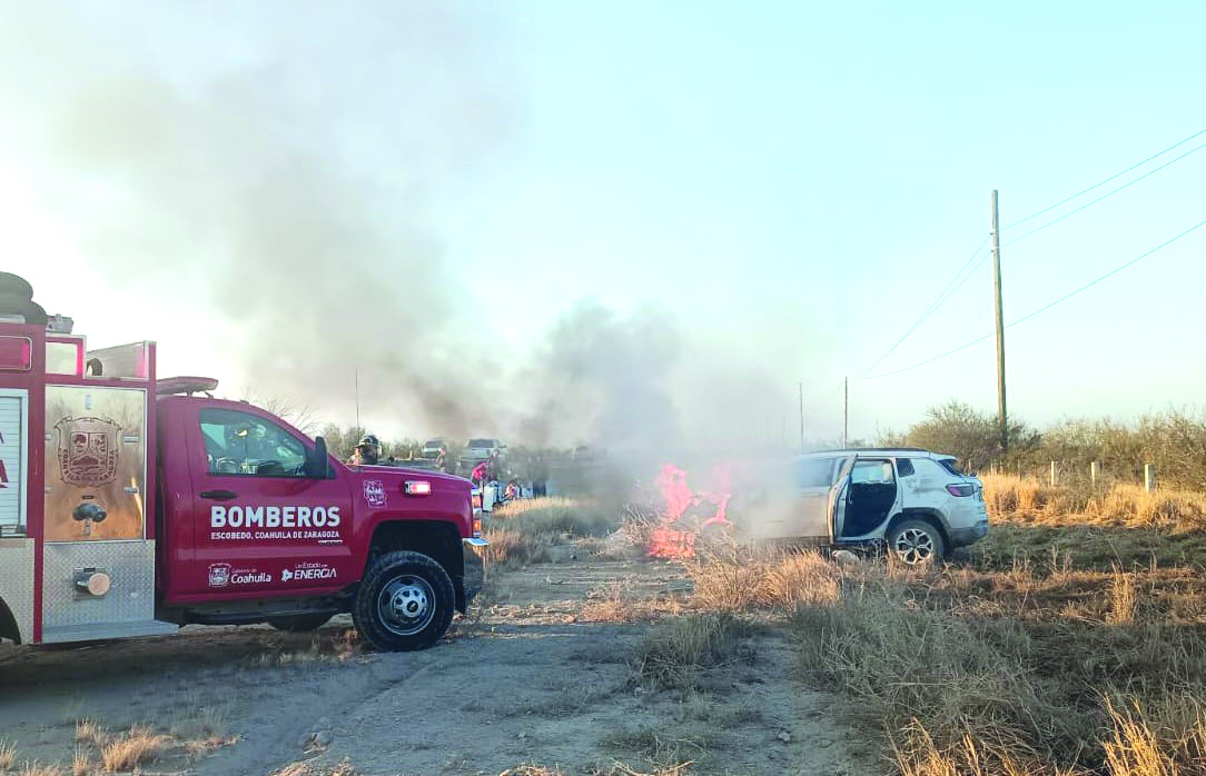 Vuelcan paisanos en la 57 y se incendia camioneta