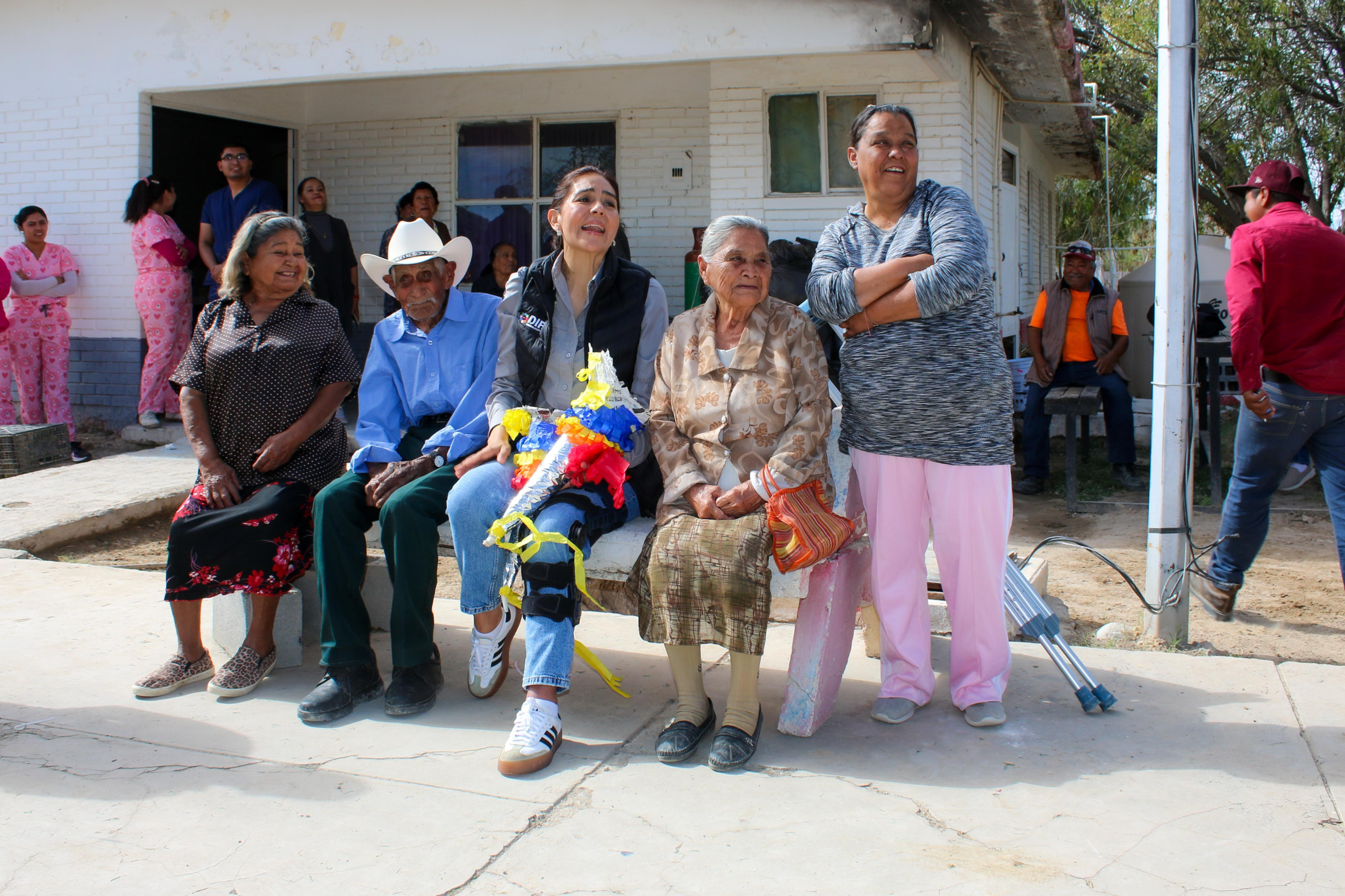 Participan adultos mayores del comedor comunitario de Paredón en tradicional posada