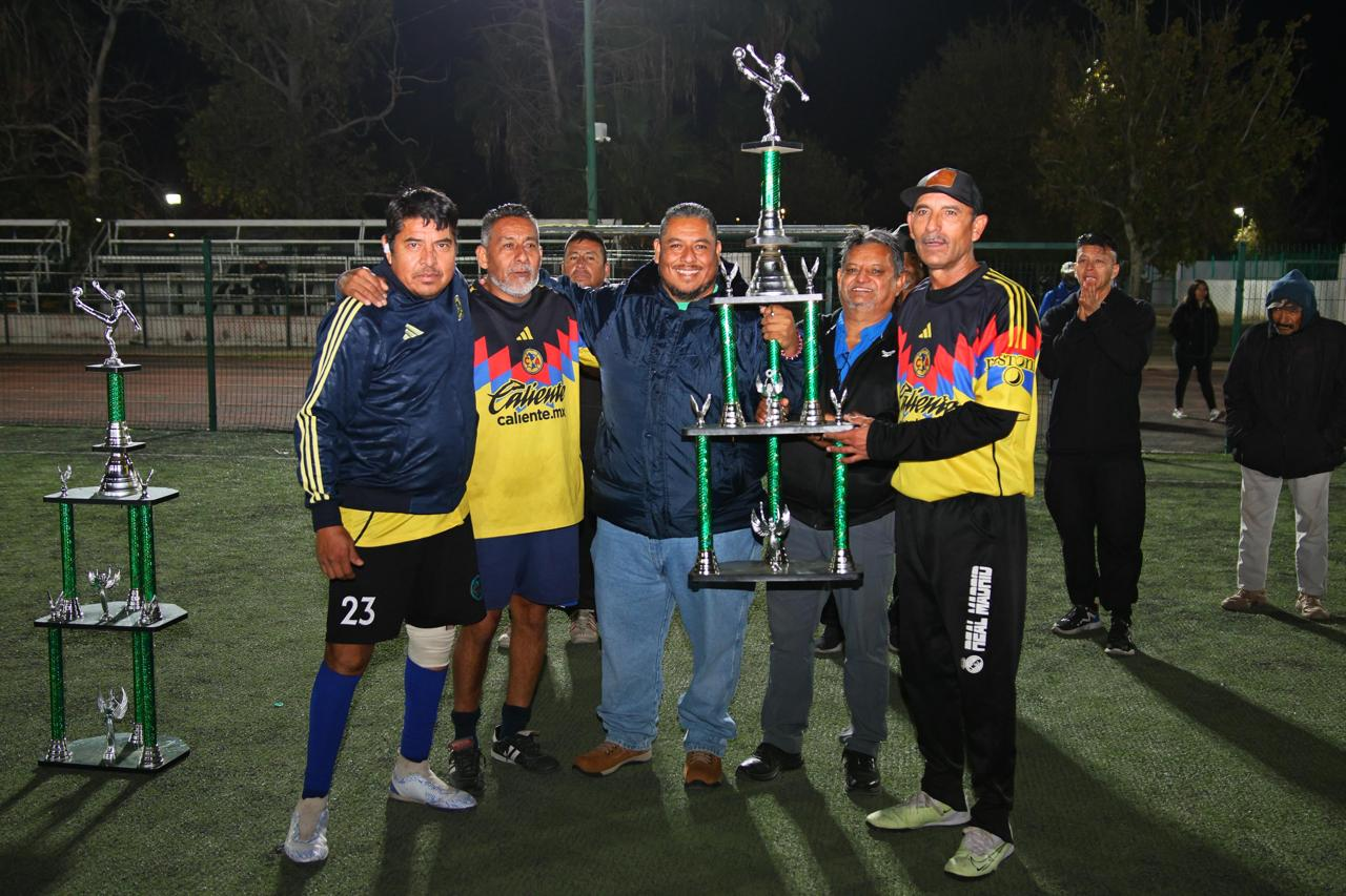 Chano Díaz Iribarren impulsa y reconoce el talento deportivo en Sabinas