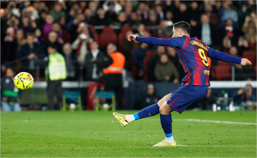 Robert Lewandowski falla penalti «a lo Chicharito»; el delantero del Barcelona erró de manera increíble contra el Atleti