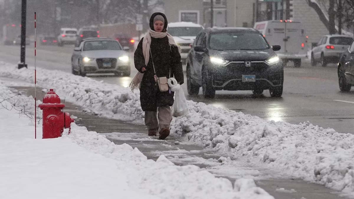 Hasta 30 cm de nieve en EU: La primera gran tormenta invernal deja caos en aeropuertos y autopistas