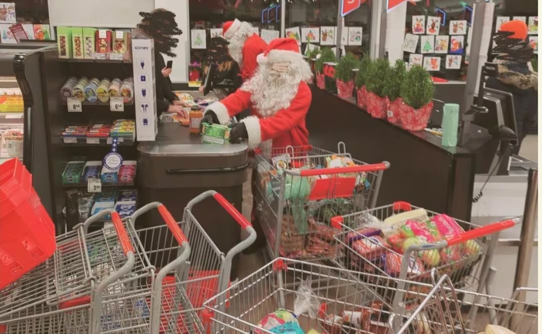 Santa Claus y duendes roban supermercado en Canadá; activistas disfrazados protestan contra alza de precios
