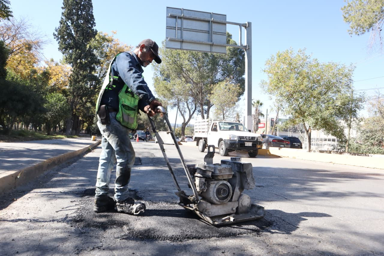 Refuerza Municipio acciones de bacheo en bulevar Valdés Sánchez